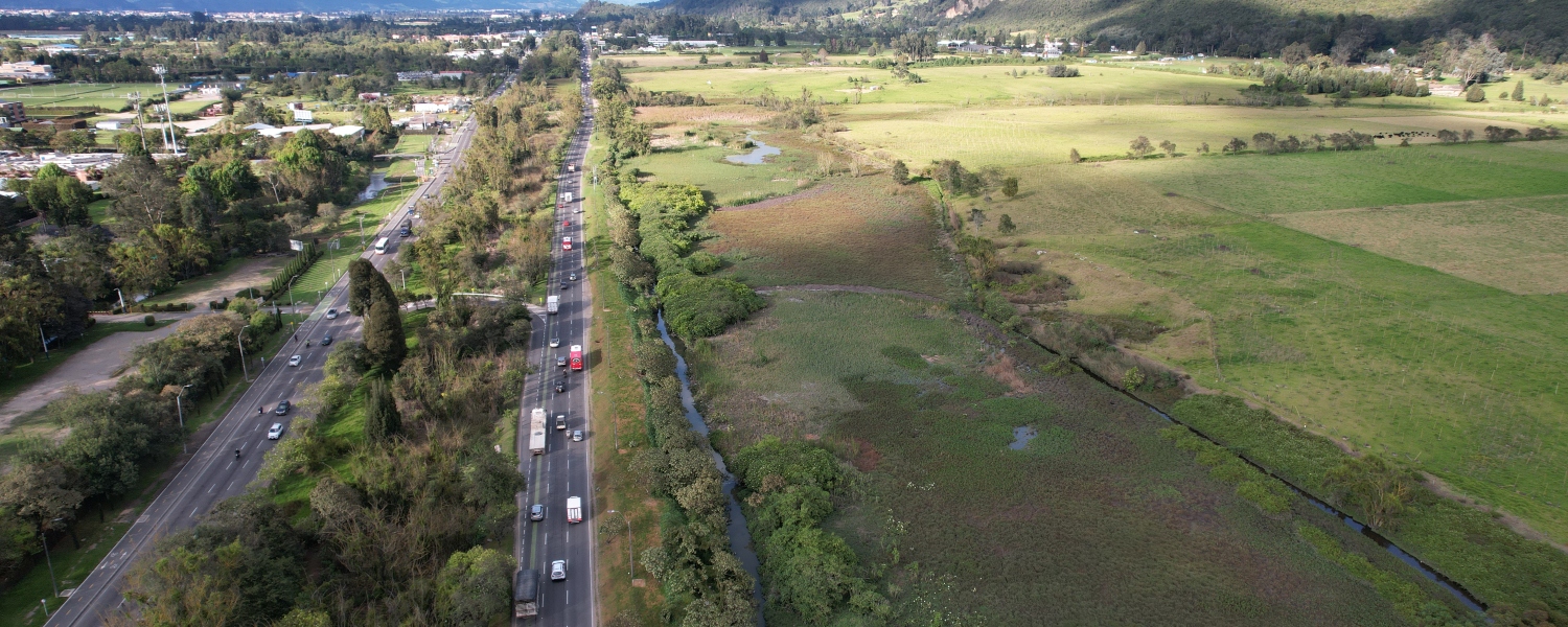 Imagen aérea de la autopista norte en Bogotá-Colombia