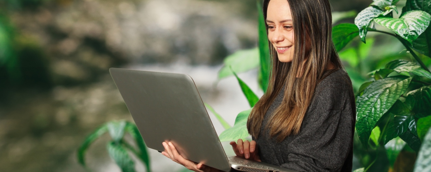 Imagen de referencia de una mujer usando un computador portatil