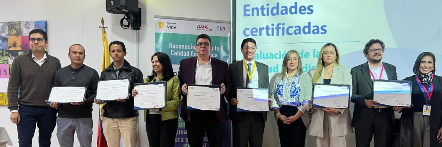 Imagen de los funcionarios representantes de su entidad con la certificación de calidad del DANE